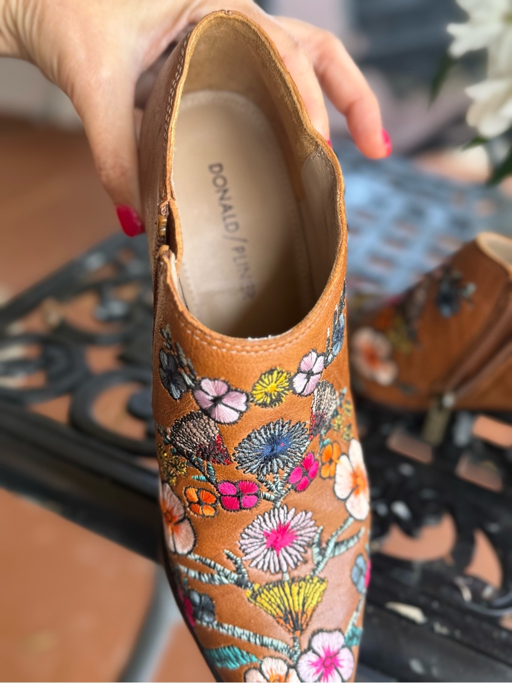 Donald Pliner Western Couture Embroidered Floral Leather Ankle Booties Brown Sz7 - Picture 3 of 9